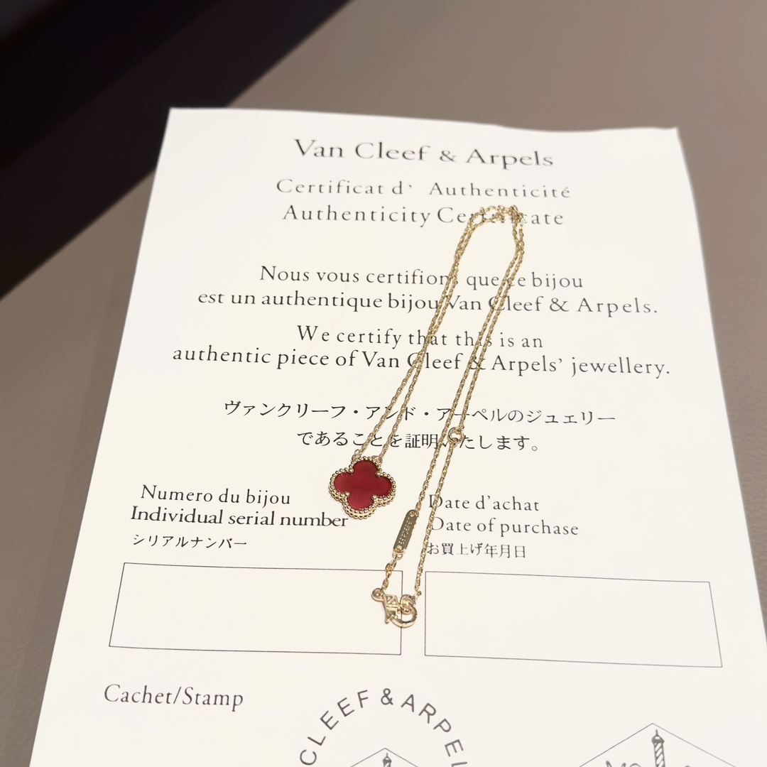 Van Cleef&Arpels  Clover Lucky Series  Red Chalcedony 18K Gold necklace