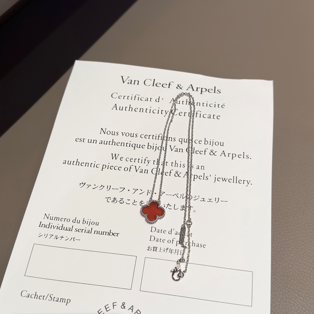 Van Cleef&Arpels  Clover Lucky Series  Red Chalcedony 18K Gold necklace