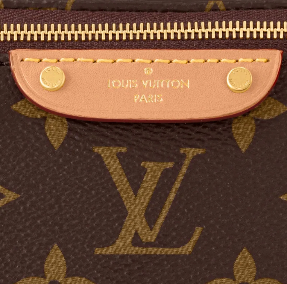 LOUIS VUITTION Bumbag With Chain