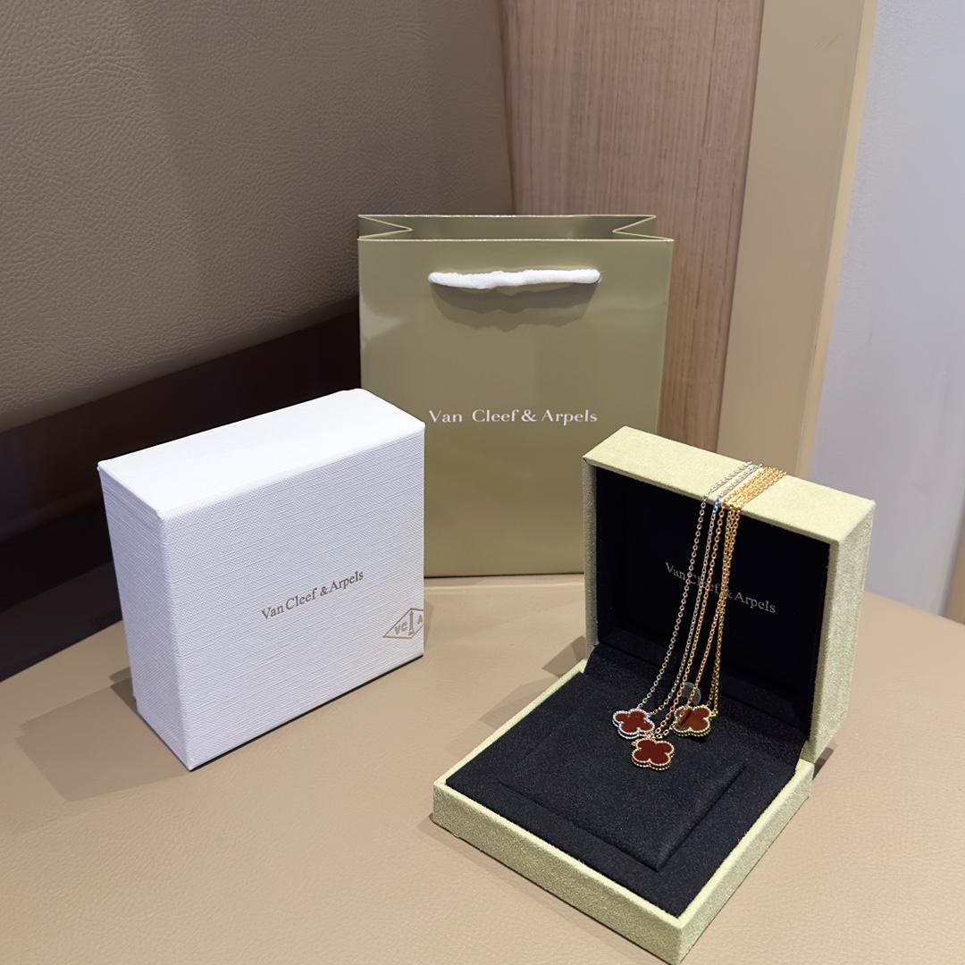 Van Cleef&Arpels  Clover Lucky Series  Red Chalcedony 18K Gold necklace